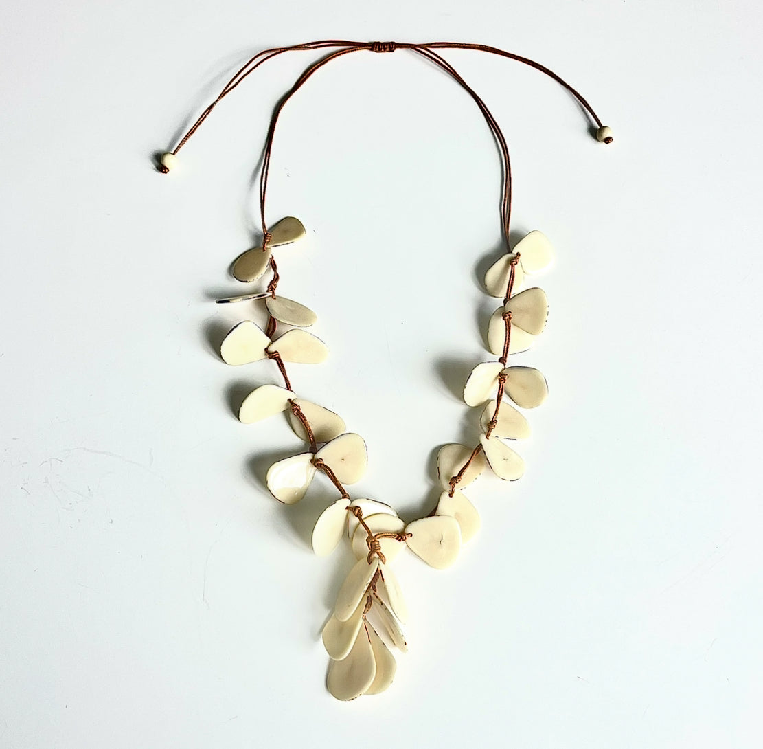 LAQUETA TAGUA NECKLACE