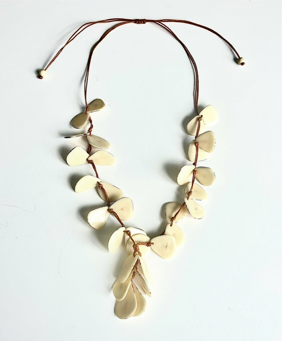 LAQUETA TAGUA NECKLACE